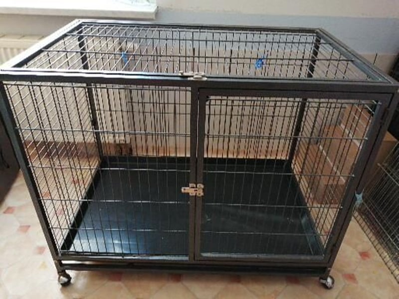 Biete großen Metallzimmerkennel.