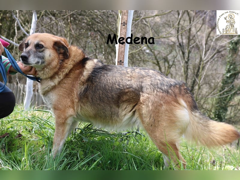 Medena - flotte Rentnerin sehnt sich nach Wärme