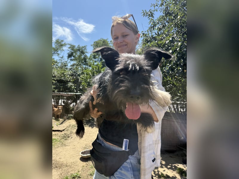 Lidi wartet sehnsüchtig auf ihre Familie