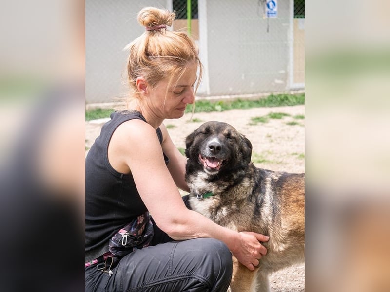 LIA-hat ihre Koffer voller Hoffnung auf einen Neustart gepackt und wartet jetzt auf ihr großes Wunde